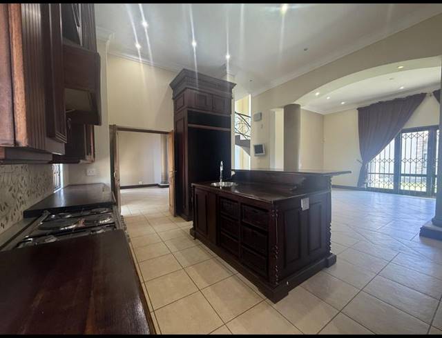 4 BEDROOM PROPERTY TO RENT IN MENLO PARK